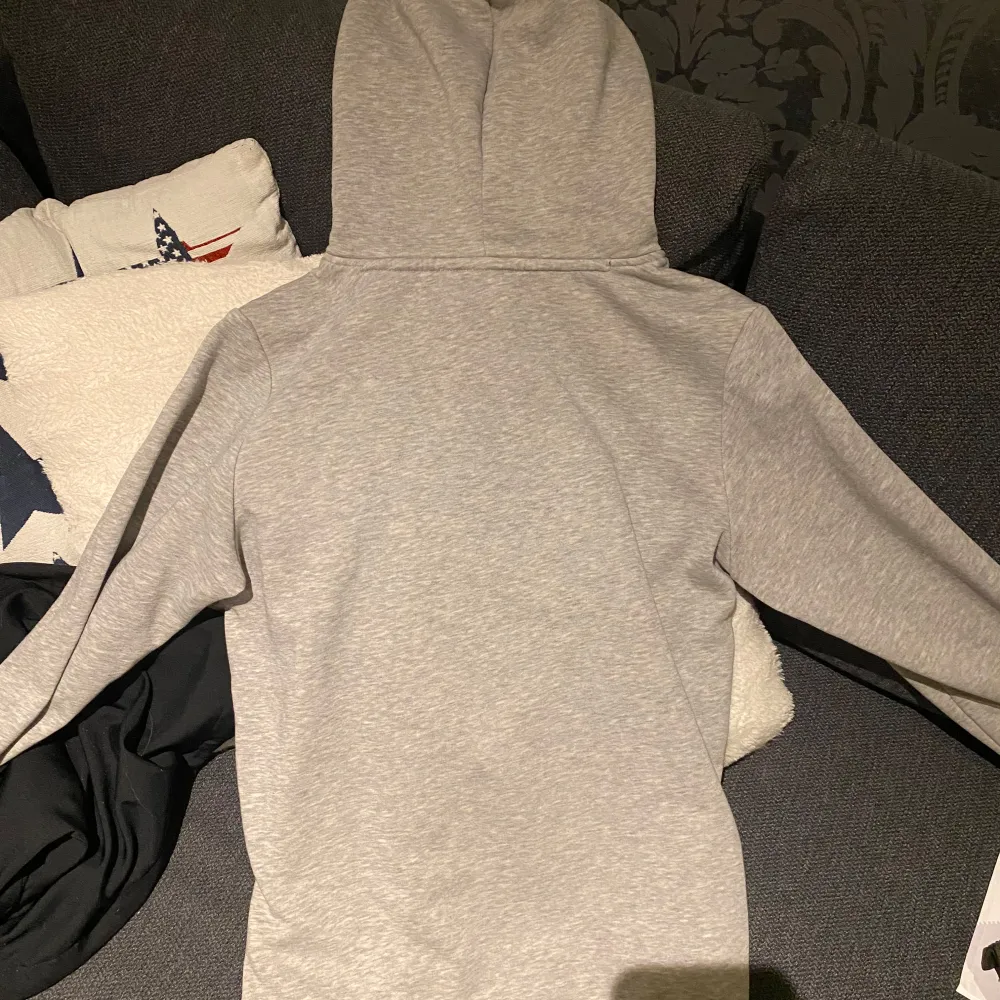 Säljer denna gråa snygga hoddie som är i ett väldigt bra skick. Skriv vid minsta fundering, hoddie har inget slitage.. Hoodies.