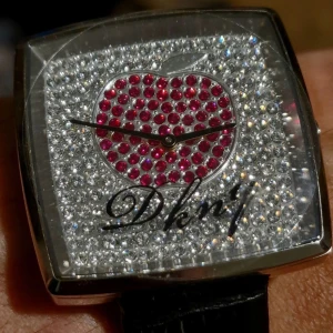 DKNY Klocka swarovski-täckt - Mycket fin klocka, går som den ska och ger en festlig och snygg touch till din outfit.