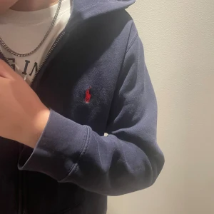 Ralph lauren zip up😍 - Min brors jätte fina Ralph lauren tröja ska säljas!! Pågrund av ingen användning för den!! Jätte fint sick storlek 164  kostar 1200 ny vårat pris 450💕