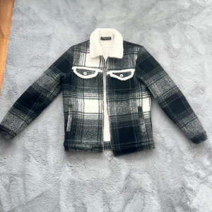 Maniere De Voir jacka - Använd 3-4 gånger. Ganska varm och tjock jacka. 