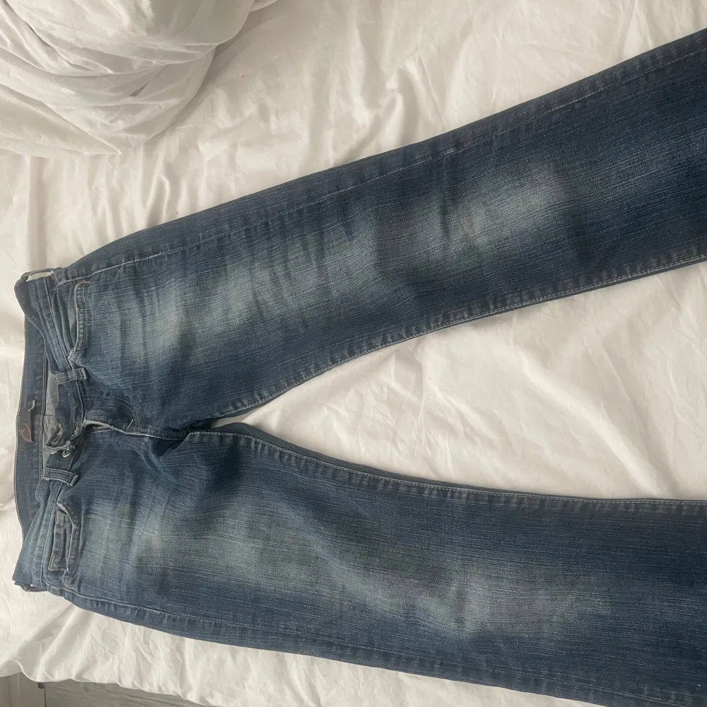 Säljer ett par lågmidjade bootcut blåa jeans, märket är crocker. Storlek: 27/30. Jeans & Byxor.