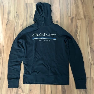 Gant hoodie - Tja säljer min gant hoodie i storlek S då jag inte anvädner den längre. Använd men ändå ganska bra lite slitning på märket men Inge fläckar och så.