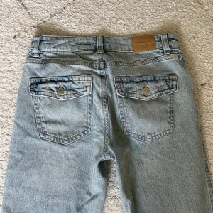 gina tricot jeans - ginas y2k low bootcut jeans knappt använda storlek 36 innerbenslängd ca 81cm