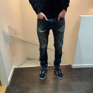 Levis jeans  - Tja säljer nu mina gamla Levis jeans. Jeansen har en riktigt fet tvätt. Jeansen är i väldigt bra skick utan några defekter. Har du några frågor eller funderingar hör av dig 