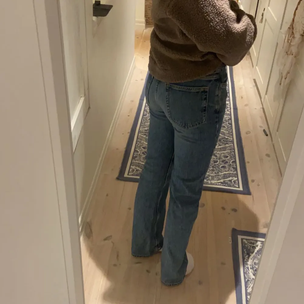 Blå low waist jeans från Weekday i modellen ”Twig”. De är i storlek W 24 L32. Inga slitningar över huvudtaget och kostade 550kr från början. Säljer pga att de är lite för små.💙💙. Jeans & Byxor.