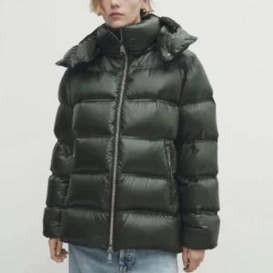 SÖKER denna Massimo Dutti jacka i grön ❤️ - Söker denna Massimo Dutti jacka. Kontakta ifall du säljer i storlek Xs/ S och är villig att sälja den för runt 1600kr. 🥰❤️ 