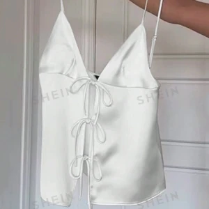 Topp - Säljer denna jätte fina silkes toppen med knytningar, så den passar dom flera storlekar!! 