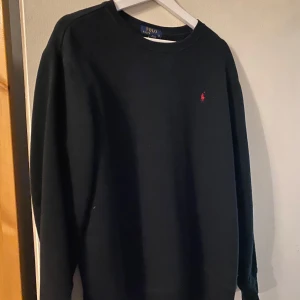 Svart tröja från Ralph Lauren - Säljer en klassisk svart tröja från Ralph Lauren, tröjan har inga defekter alls, säljer pågrund av att den inte passar mig. Tröjan är S men funkar som M också.  Frågor eller funderingar så Är det bara o höra av sig!