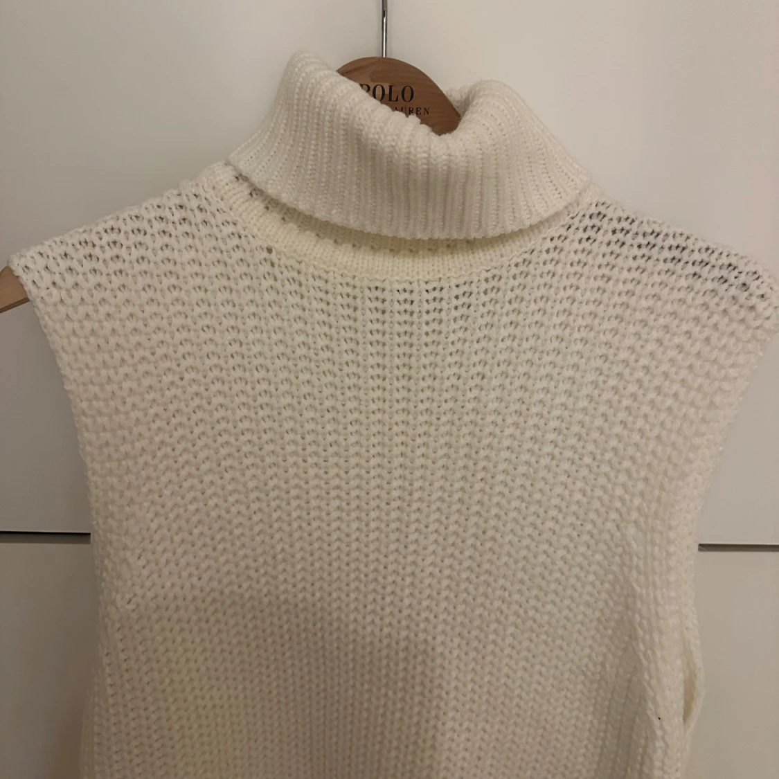 Vit stickad ärmlös polotröja