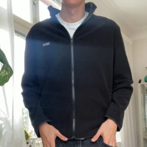 Svart fleecejacka från Patagonia - Säljer en svart fleecejacka från Patagonia. Den är supermjuk och perfekt för kyliga dagar. Jackan har en dragkedja framtill och är långärmad. Den är i bra skick och passar både till vardags och för utomhusaktiviteter.