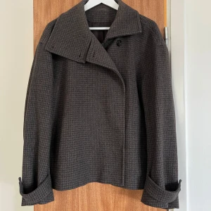 Arket jacka 36 - Superfin arket jacka i stl 36. Jackan är i använt men bra skick. Jackan är helt slutsåld och köpt för 2290kr❣️ 