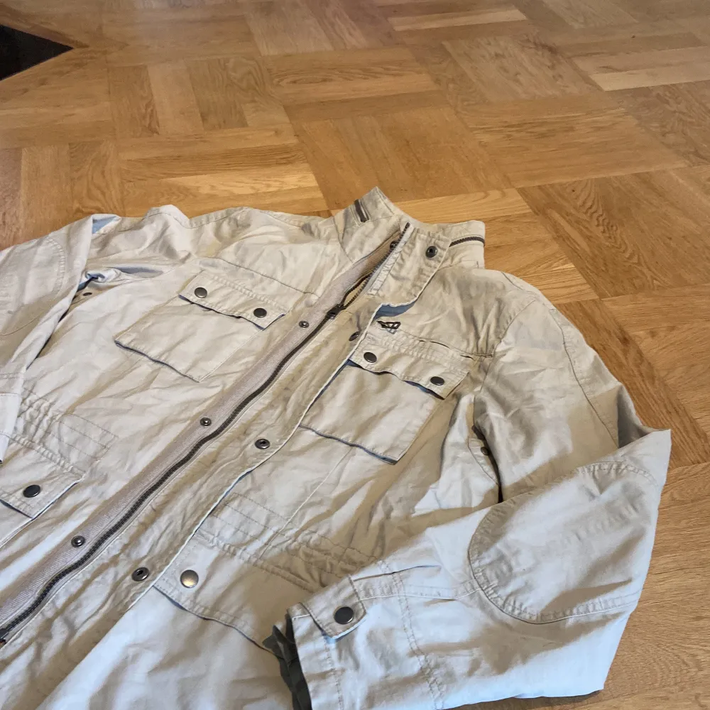 Tja, säljer nu denna riktigt snygga field jacket som passar perfekt till hösten och vintern! | Märke: Dressman | Skick: 9/10 | storlek: M | Ny pris 2000, mitt pris 750 | För frågor är det bara att skriva! Priset går att diskutera vid snabb affär! . Jackor.