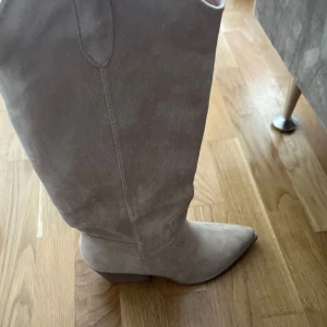 Beigea stövletter  - Fina beigea stövletter helt nya