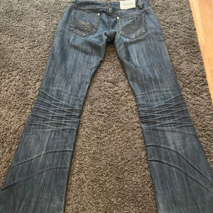 Low bootcut jeans❤️ - Low bootcut jeans, lite slitage längst ner men inget som syns när man har på sig dem❤️ Midjemått: 36 Innerbenslängd: 80 Ytterbenslängd: 102