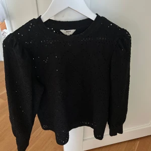 svart blus från Object🖤 - en svart blus från Object, knappast använd i storlek S. Nypris 400 kr, mitt pris 250🖤