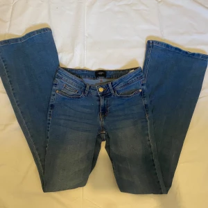 Lågmidjade jeans - Ett par lågmidjade blåa jeans. De har ca 35 cm i midjemåt och ca 82 cm i innerbenslängd. Om du har några frågor eller vill ha flera bilder är det bara att höra av dig💕