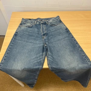 Weekday Astro jeans  - Baggy jeans från märket weekday. Helt nyskick. Ny pris är 599. Säljs för den inte kommer till användning, skriv vid funderingar 😁. Priset kan diskuteras!