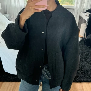 Ulljacka från Zara - Grå jacka i Ull från Zara som sålde slut förra året. Använt 5-6 gånger, fint skick! 
