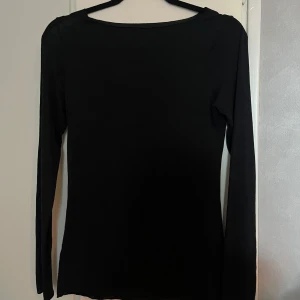 Intimissimi tröja  - Svart tröja från Intimissimi. I använt men fint skick💕 Säljer då den inte kommer till användning. 
