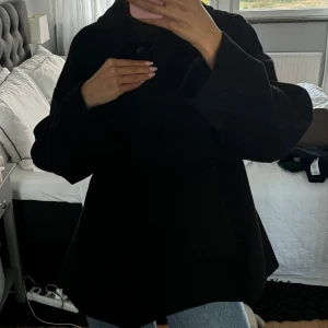 Kort kappa NAKD - Kort kappa från NAKD storlek 34