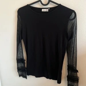 En svart plus - Det är en plus på armarna är de genomsnittligt men medans på magen så är det tänkande