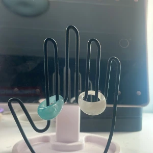 ringar 5kr styck - Vet inte vilken storlek men lite större än M kanske  En blå en vit Vet inte var de kommer ifrån 