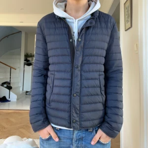 Boomerang jacka - Tja! Säljer nu en riktigt fin boomerang jacka i väldigt bra skick, i princip ny skick! Nypris runt 5000kr, vid frågor eller funderingar är det bara att höra av sig! Obs betala helst med postnord för snabbast leverans!