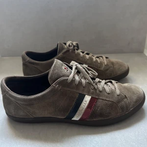 Moncler skor - ett par riktigt snygga moncler skor i mocka! Okej skick, strlk 44! box medkommer vid köp! hör av er vid intresse!