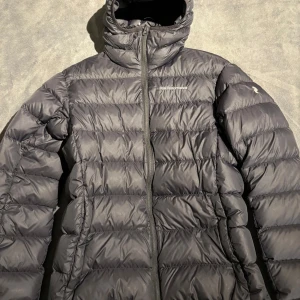 PEAK JACKA🍾 - Säljer denna feta Peak Performance jacka i storlek M🍾 Köpt för 2900kr men säljs för 1299kr🎉 Jackan är i 10/10 skick och i färgen svart🍾 Hör av dig vid prisförslag samt andra frågor och funderingar🎉