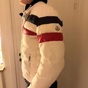 En riktigt snygg moncler jacka i mycket bra skick! Perfekt inför vintern. Skriv om det är några frågor eller funderingar!