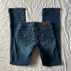 Lågmidjade true religion jeans - Bra skick, kan inte ta bild på då de är för små. Mått: midjemått rakt över ca35 grenhöjd 18,5 lår 23,5 benöppning 18,5 Innerbenslängd 84cm💗 passar folk runt 175