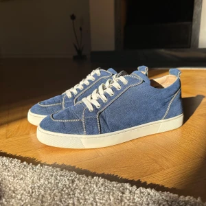 Christian Louboutin skor - Säljer nu dessa Christian loubuitn skorna. Skicket är 9/10, då dem är lätt creasede.  Dustbag medföljer! Vid frågor och funderingar är det bara att höra av sig! Mvh Nordic Archive