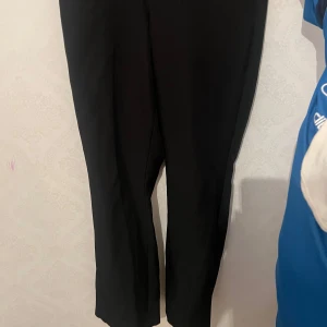 Kostymbyxor  - Säljer kostymbyxor pgd av att jag inte längre använder de. De är från bikbok 