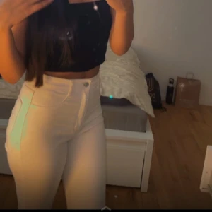 Högmidjade vita byxor - Säljer högmidjade vita byxor som inte kommer till användning, den är ny. skickar övriga bilder💕