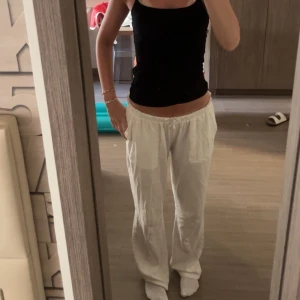 Linnebyxor🎀 - Supersnygga linnebyxor som är lite korta för mig därför säljer jag nu vidare dom. Köpta i Spanien och lite insydda vid låren, skulle säga att storleken är xs o benen är 34. Köpta för ca 500kr, pris kan diskuteras🎀