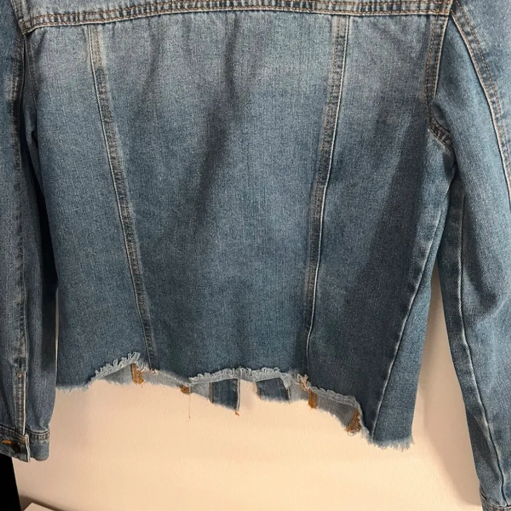 Snygg jeansjacka från Nelly i perfekt skick. Jackan har en klassisk design med en modern twist som passar både till vardags och fest. Den har en bekväm passform och är lätt att matcha med olika outfits. Använd endast ett fåtal gånger. . Jackor.