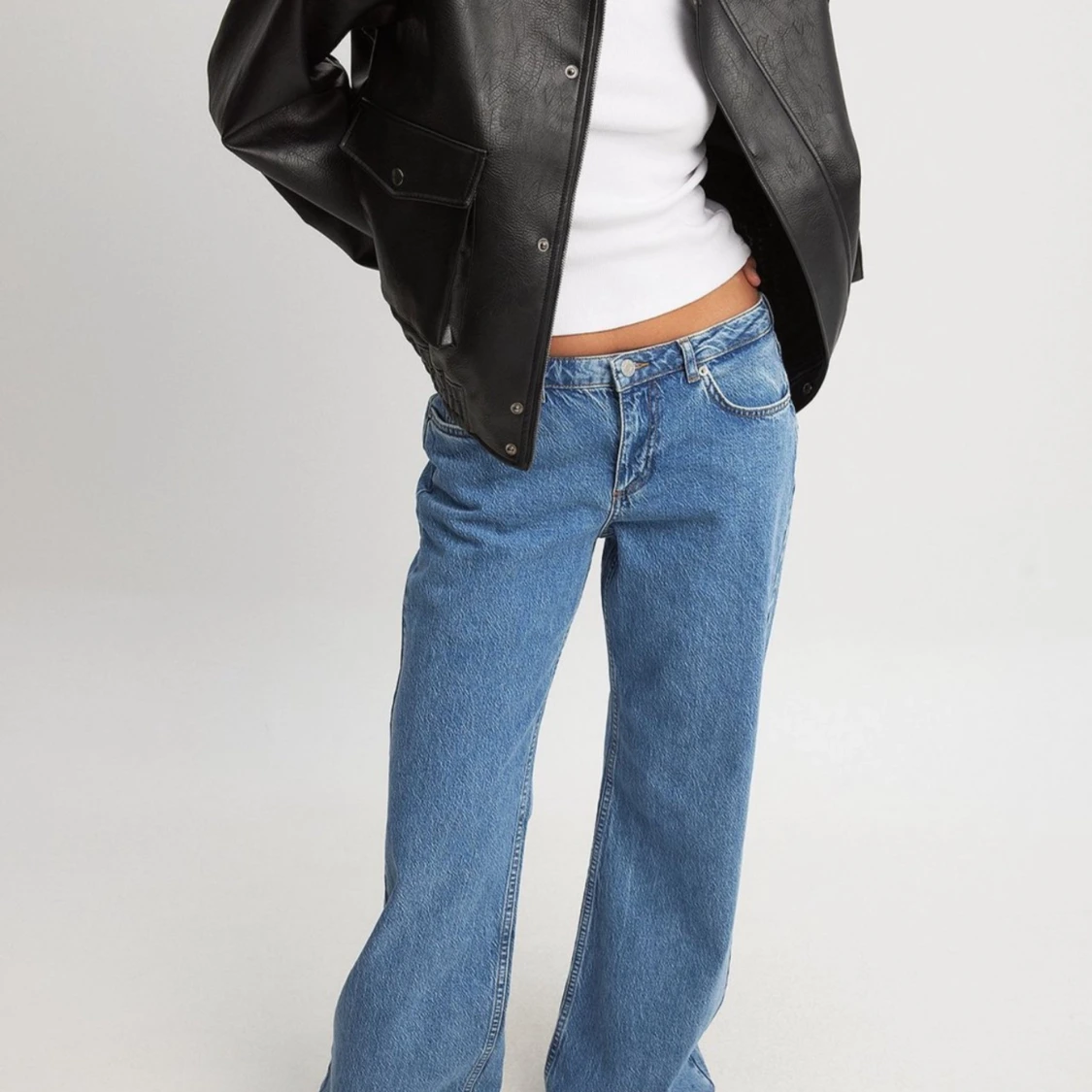 Snygga low waist jeans från NAKD - 90