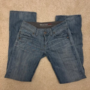 Bootcut jeans🩵 - Supersnygga bootcut jeans som inte går att köpa längre, tyvärr försmå för mig därför säljer jag dom nu vidare. Köpta för 600kr, pris kan diskuteras🩵