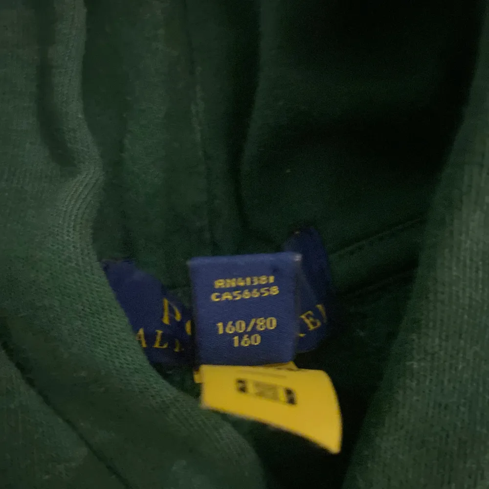 Säljer denna Ralph lauren hoddie för ändats 349kr då retail priset är 1200kr. Storleken är 160-180cm .Knappast andvänd och den är 9/10 skick. Skriv till mig om du är intresserad . Hoodies.