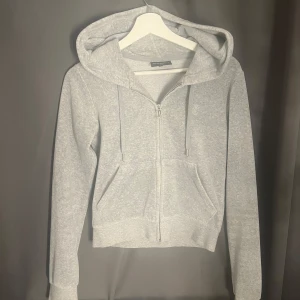 Juicy tröja - Nu säljer jag min gråa juicy couture tröja då den aldrig används längre, i princip oanvänd. Inga tecken på skador!!