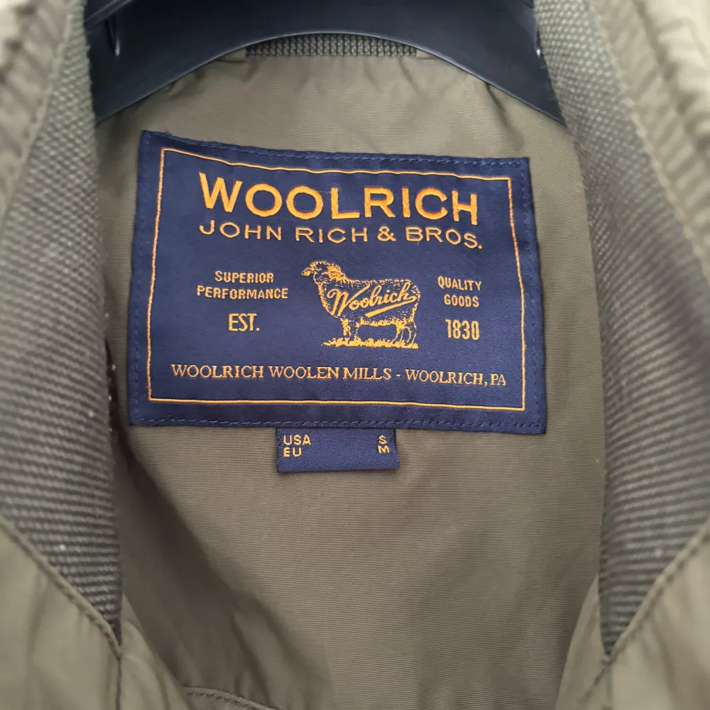 Tja, säljer nu denna riktigt snygga fieldjackan från Woolrich. Perfekt nu inför hösten. Mycket bra skick. Tveka inte att höra av dig vid minsta lilla fråga eller fundering!. Jackor.