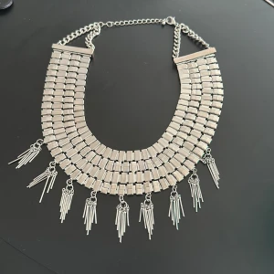 Halsband - Brett halsband. Använt men i fint skick