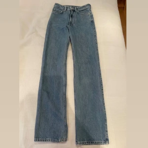 Jeans - Jättesnygga jeans från weekday 🤩 💗Raka  💗Som nya 💗25 / 32 i storlek  💗Passar s / xs 💗Mörkblå