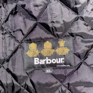 Barbour jacka - XL sitter typ som small är xl i barn storlek. Bra skick knapt använd tror jag har använt den 1-2 gånger. Säljer därför den är för liten skulle passa 175-170. Pris  är diskuterbart skriv om ni har några frågor