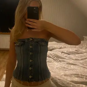 Säljer denna jeans topp från zara då jag längre inte använder den. Toppen är i jättebra skick och använt fåtal gånger🙌🏼