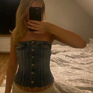 Jeans topp - Säljer denna jeans topp från zara då jag längre inte använder den. Toppen är i jättebra skick och använt fåtal gånger🙌🏼