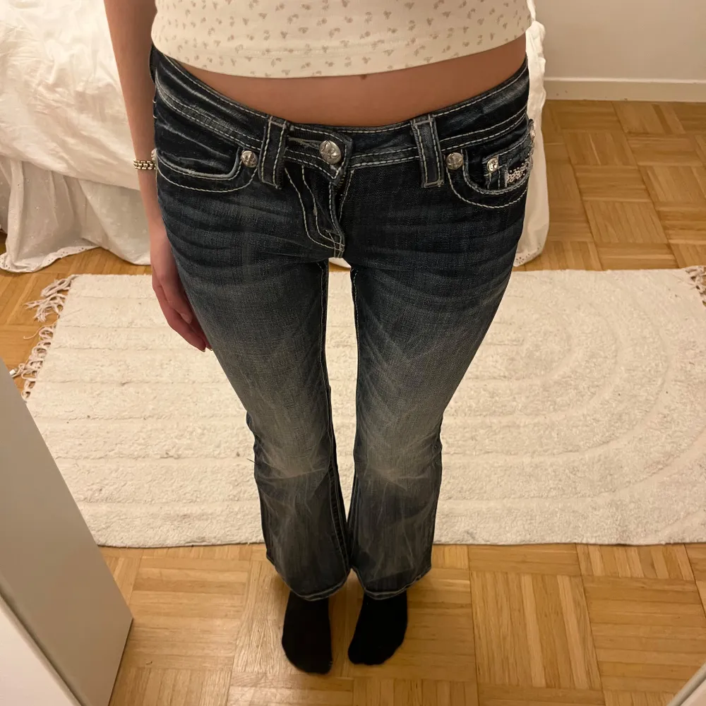 BYTER mina Miss Me jeans mot ett annat par Miss Me jeans pga för korta och små! Midjemåttet rakt över är 33cm och innerbensmåttet är 71cm. Är ute efter ca 34-35 i midjemått och innerbensmått på ca 76cm. Inga defekter & aldrig använda💋. Jeans & Byxor.