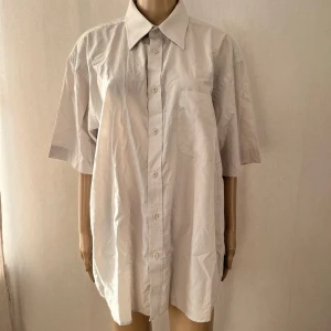 Arbetsskjorta vit skjorta - Fläckarna på bild är de fel jag hittat. I övrigt inget att anmärka på 