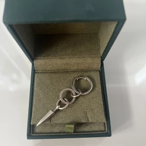 Maria Nilsdotter örhänge  - Säljer mitt örhänge från Maria Nilsdotter då de inte kommer till användning💓 Köpt för ett år sedan, bra skick och box ingår!