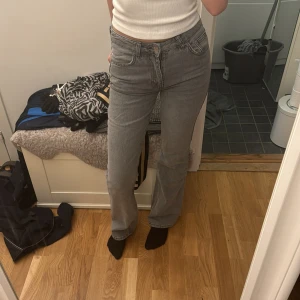 ginatricot jeans  - jeans från ginna storlek,34  skick som ny använda 2 gånger. mid waist boot cut jeans.